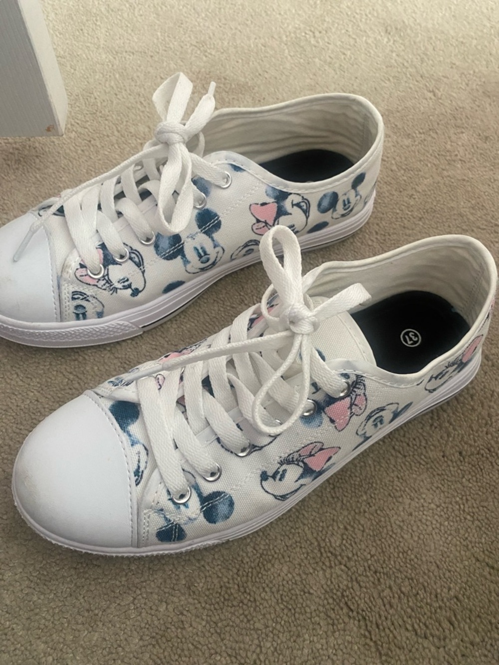 Disney White Minnie Mouse Low-Top Sneakers with Pink Accents - Women